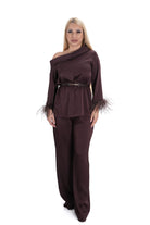Дамски комплект от 2 части – широк панталон и риза-блуза с паднало рамо и пера в кафяв сатен