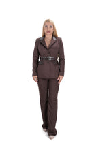 Дамски костюм от 2 части – панталон и сако с колани и кожени елементи в кафяв велурен плат