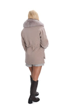 Бежово дамско палто от кашмир – стил и комфорт