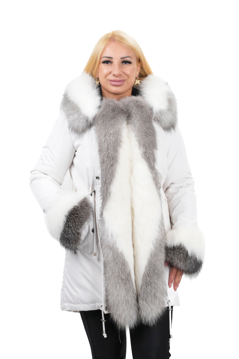 Дамско парка яке в бяло с яка от естествен косъм в сиво и бяло