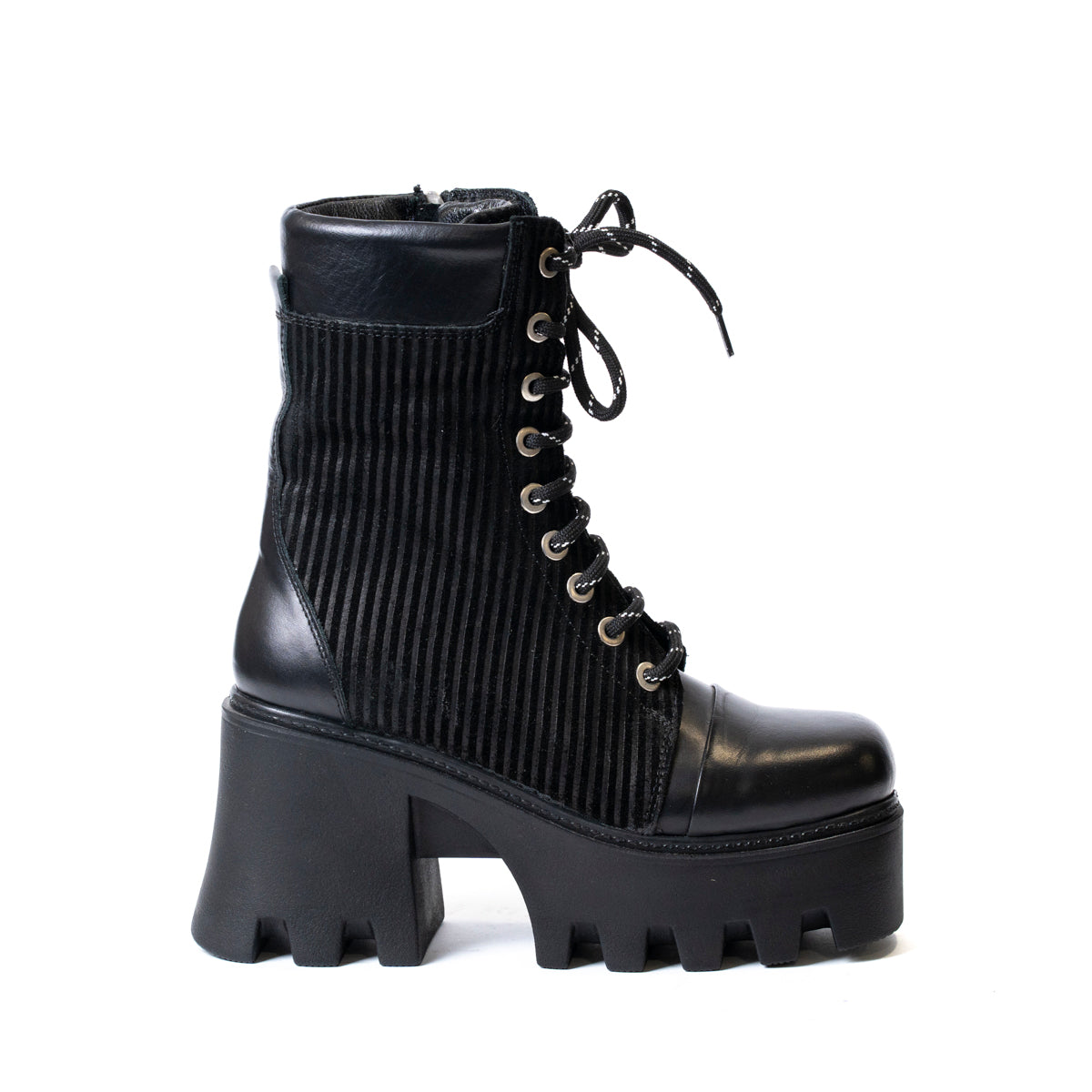 Дамски боти на висока платформа от естествена кожа с дебел ток и връзки в черно с велурени елементи