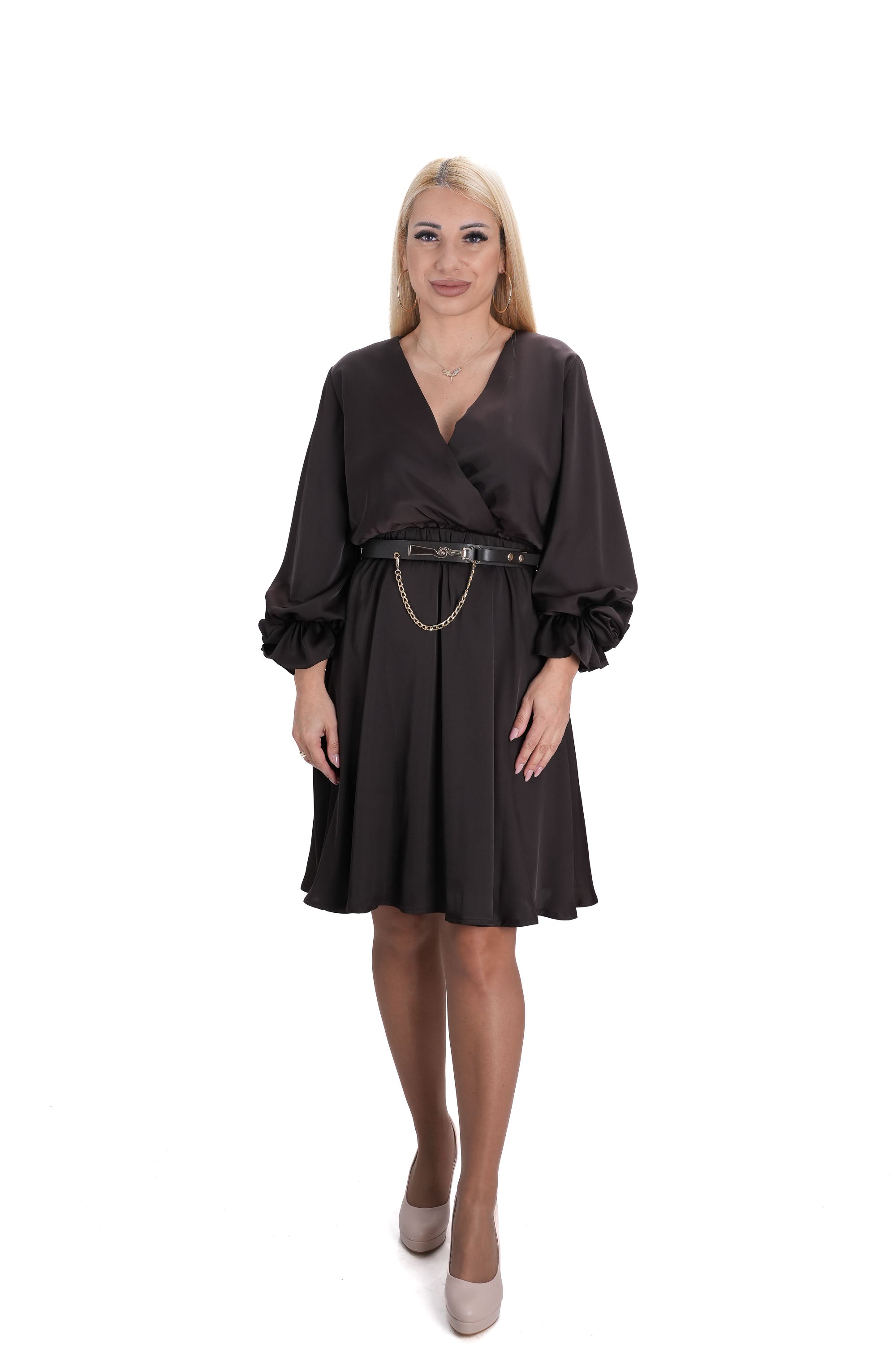 Къса дамска рокля от сатен в тъмно кафяв цвят с 3D цвете на ръкава