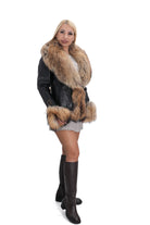 Черно дамско кожено яке с елегантна кафява лисица