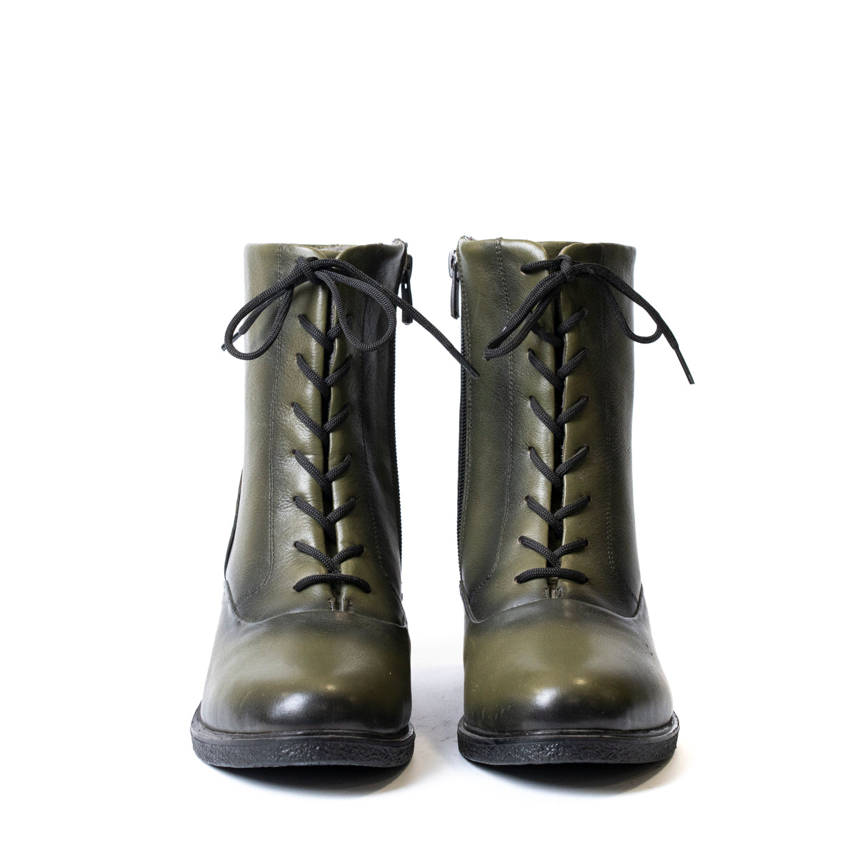 Детайл на връзките на дамски боти от естествена кожа в зелено