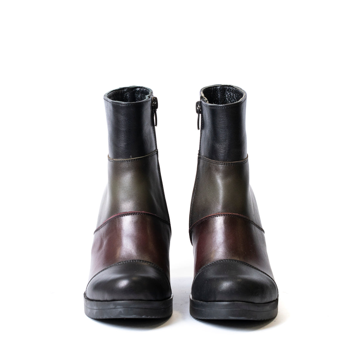 Детайл на комбинацията от цветове на дамски боти от естествена кожа
