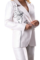 Акцент цвете върху сако част от костюм